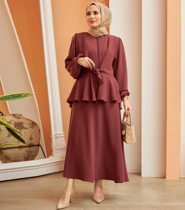 Setelan rok dan blus dengan detail lipit di bagian depan